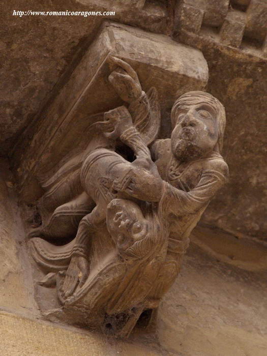 HOMBRE CON LA MANO BAJO EL ESCOTE DE LA CONTORSIONISTA